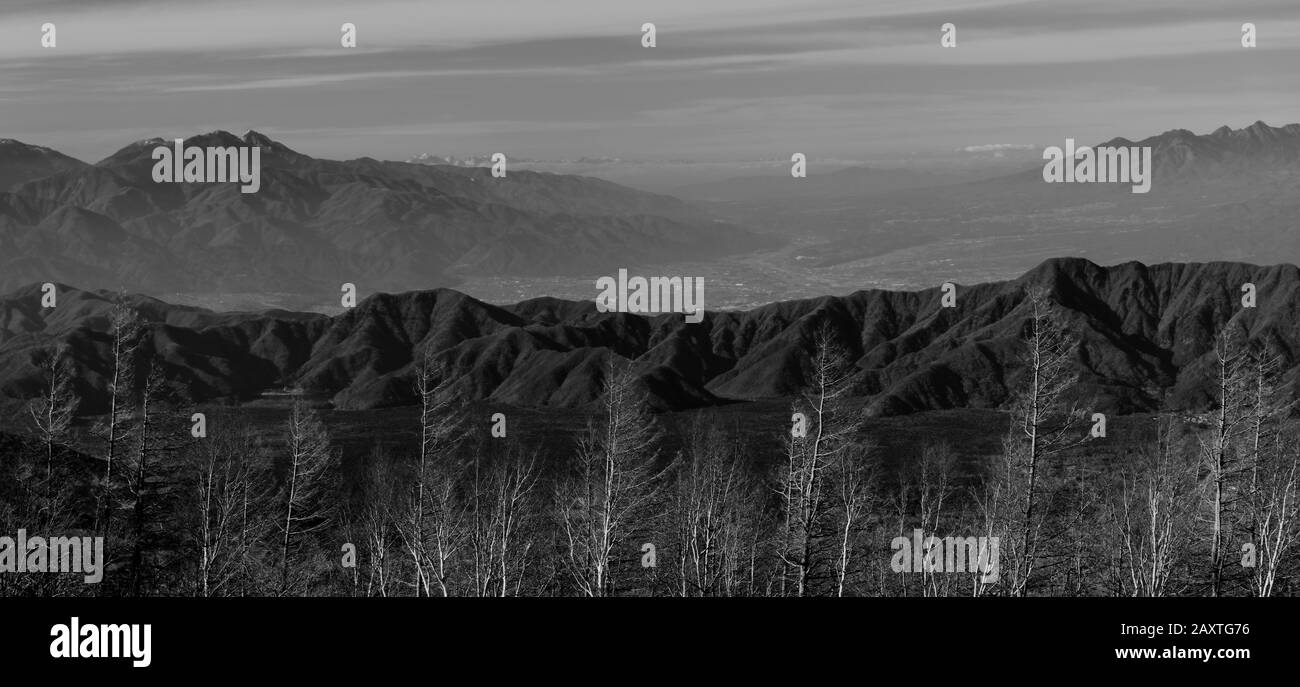 Blick auf die Berge rund um den Fuji in Schwarzweiß, Kitayama, Fujinomiya, Japan, aufgenommen mit 60-Megapixel-Kamera. Stockfoto