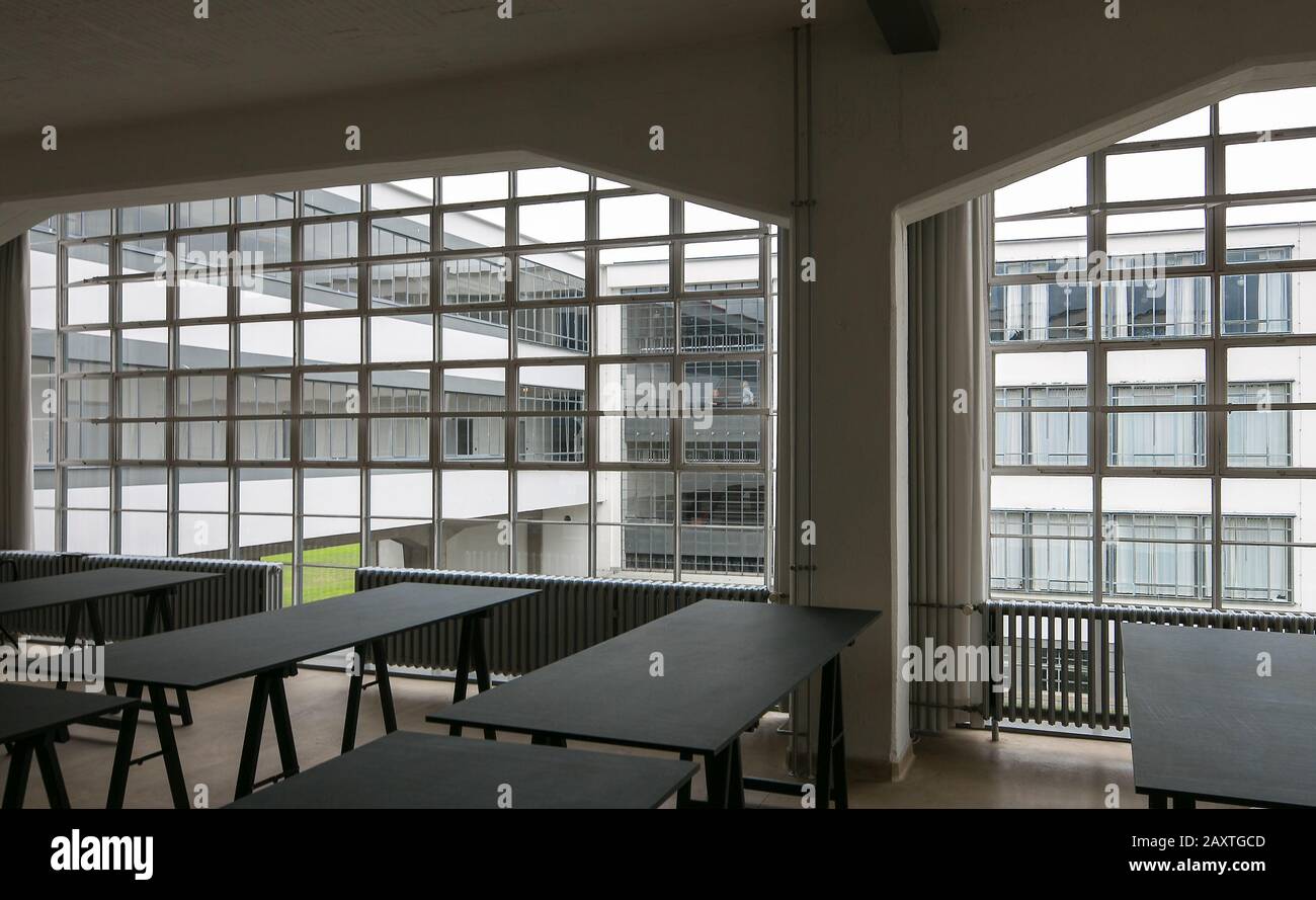 Dessau, Bauhaus, Walter Gropius 1925-26, Durchblick zur Brücke Stockfoto