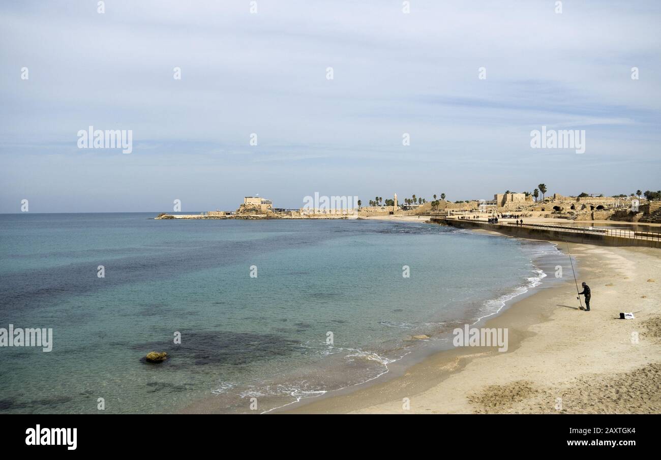 Caesara, Israel - Blick auf Fischer in der Bucht und Hafen in der Ferne Stockfoto