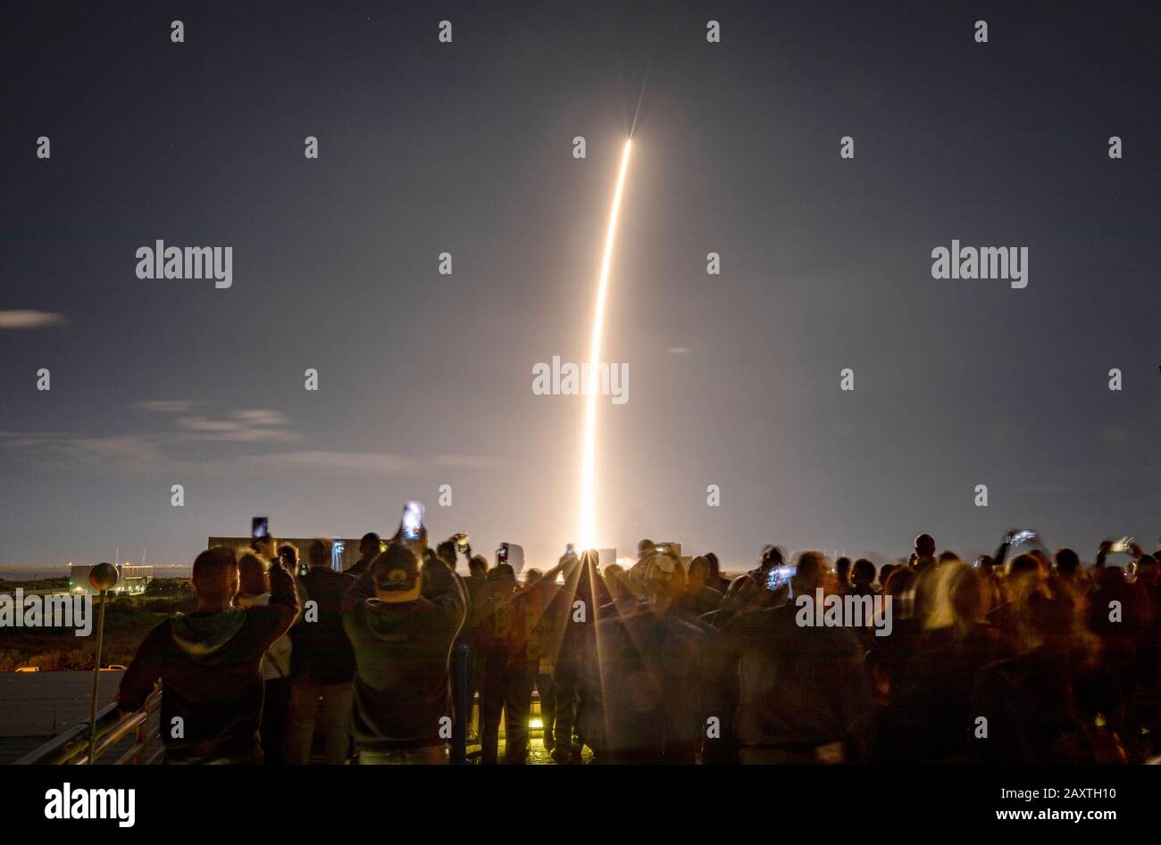 Cape CANAVERAL, USA - 9. Februar 2020 - Die Arbeiter sehen vom Atlas Space Operations Center aus als die United Launch Alliance Atlas V Rakete, die den Sol trägt Stockfoto