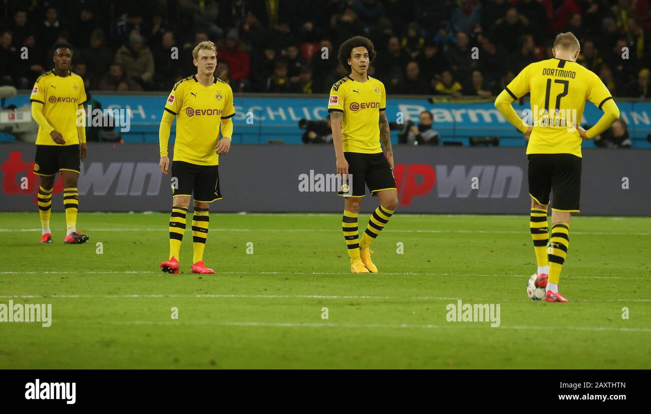 Dortmund, Deutschland. März 2020. Firo: 08.02.2020 Fußball, 2019/2020 1.Bundesliga: Bayer Leverkusen - BVB Borussia Dortmund 4: 3 enttäuscht, enttäuscht, Julian Brandt, Axel Witsel und Erling Haaland Nutzung weltweit Credit: Dpa/Alamy Live News Stockfoto