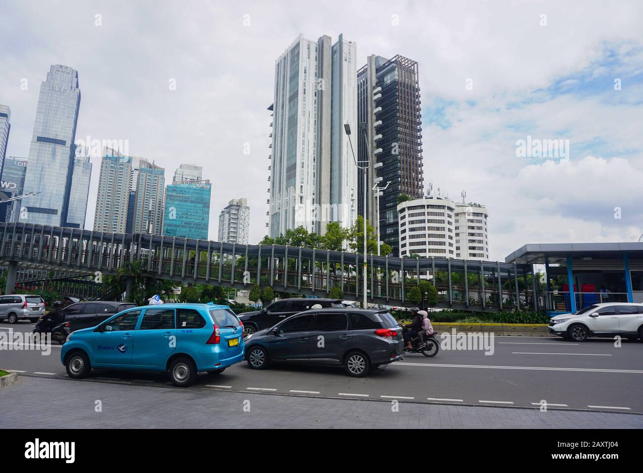 Jakarta, INDONESIEN - 8. Februar 2020: Hoher Verkehrsfluss an der Sudirman Business District Street in Süd-Jakarta, Indonesien Stockfoto