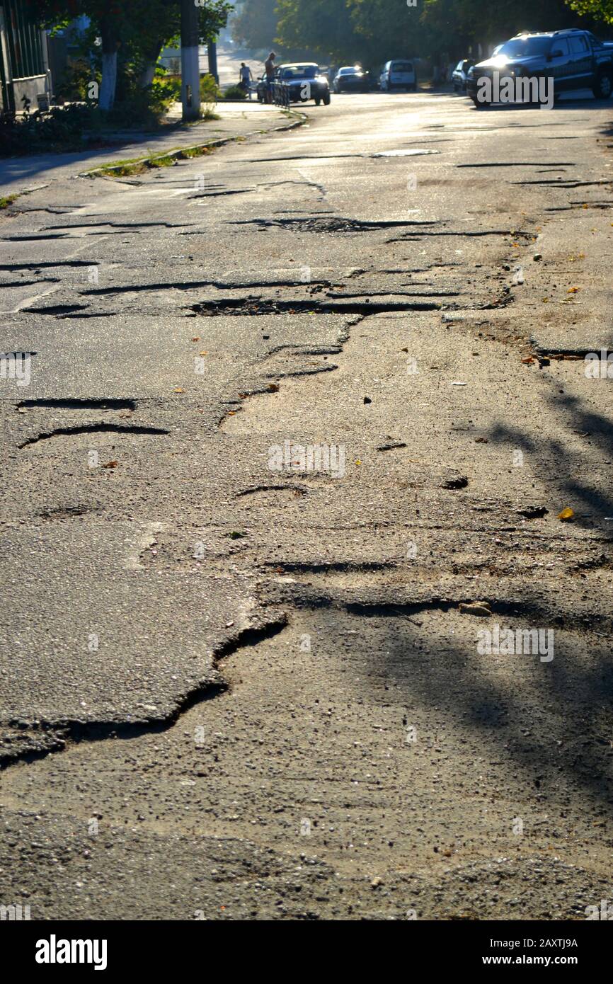 Am Morgen brach die Straße in den Gruben auf, und die Sonne schien zu leuchten Stockfoto