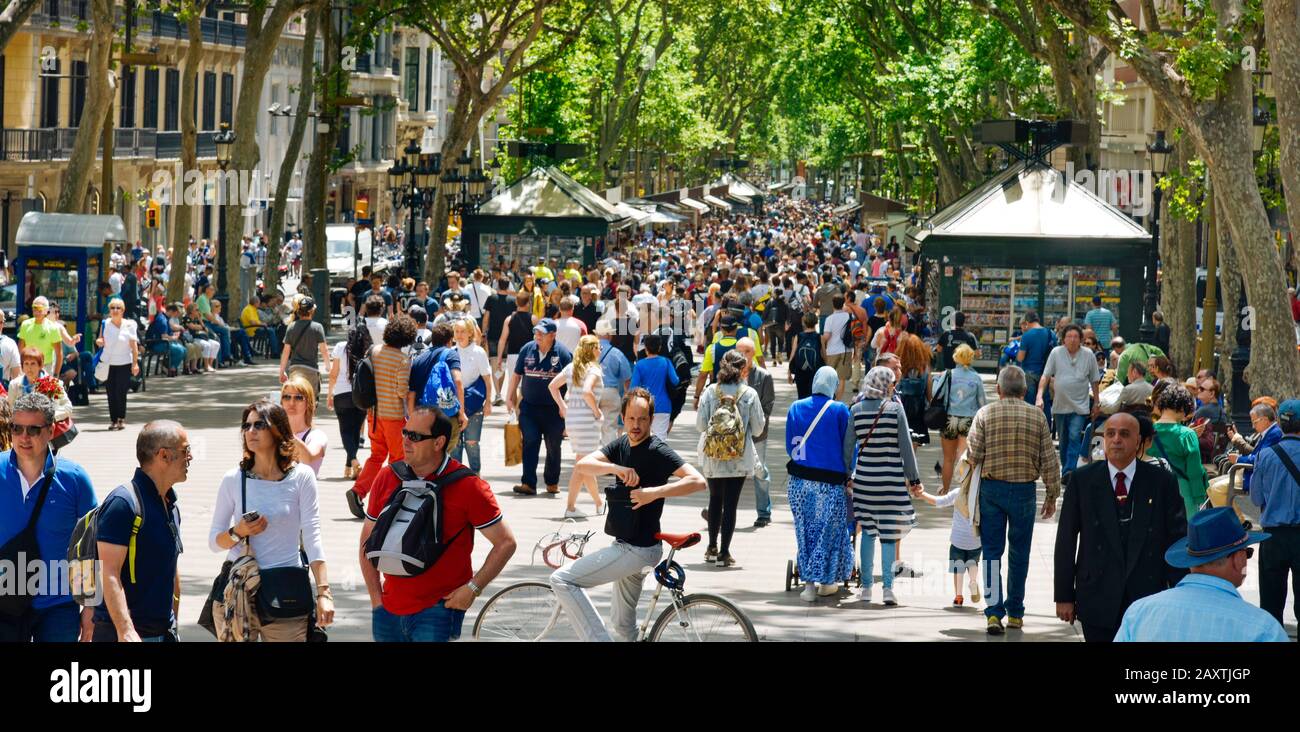 Barcelona, SPANIEN - 22. MAI 2017: Menschen, die am oberen Abschnitt der La Rambla in Barcelona, Spanien, spazieren gehen. Tausende von Menschen gehen täglich von diesem beliebten Stockfoto