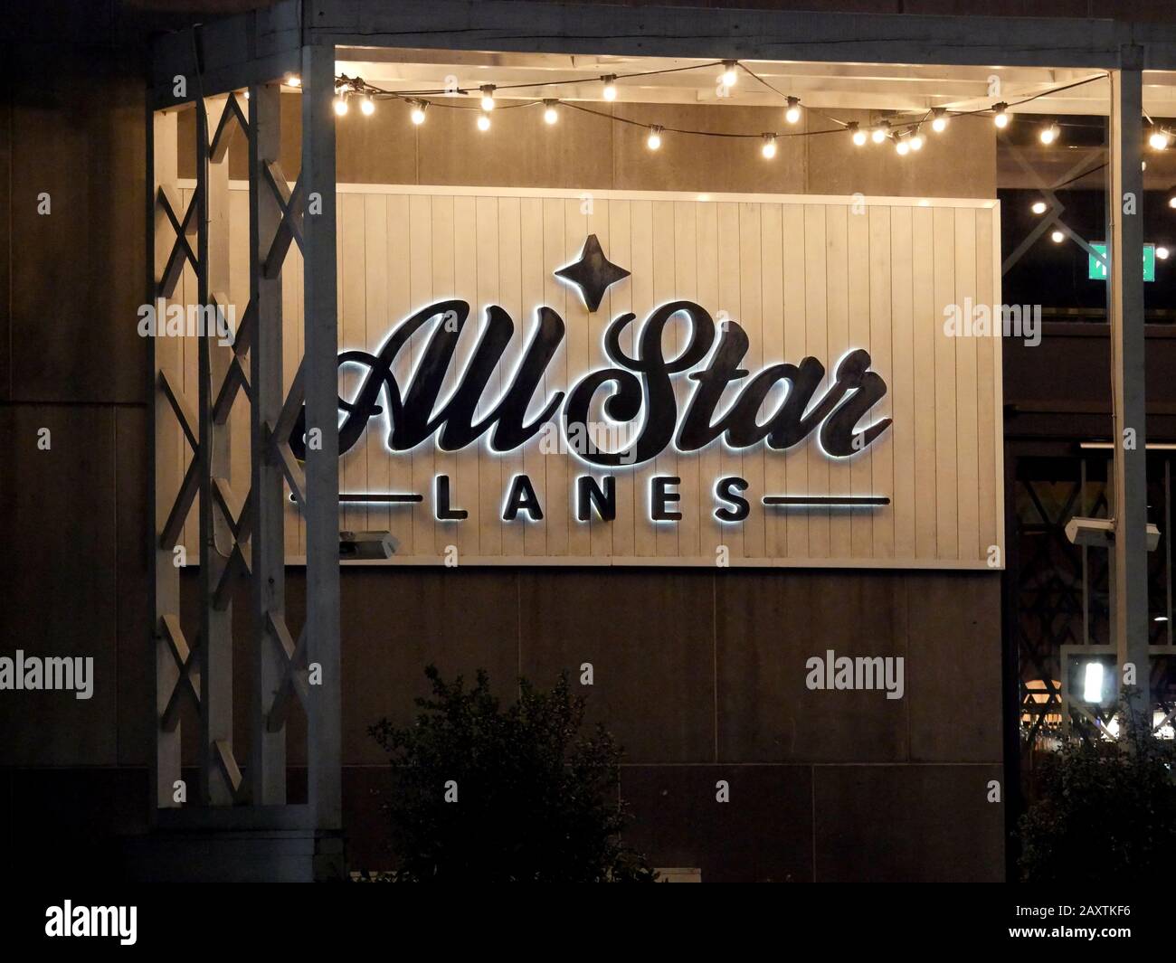 Schild für All Star Lanes, eine Bowlingspielstätte mit zehn Pins in Westfield, White City, London, Großbritannien Stockfoto