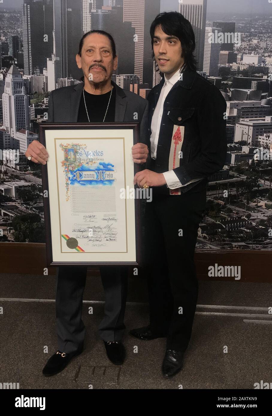 7. Februar 2020, Hollywood, Kalifornien, USA: I16087CHW.Danny Trejo Wurde Mit der Proklamation des Los Angeles City Council for his Legacy, Community Humankind Contribution & Act Of Valor .Los Angeles City Hall, Los Angeles, Kalifornien, USA .01/31/2020 ausgezeichnet.DANNY TREJO UND GILBERT TREJO .Â©Clinton H.Wallace/Photomundo International/ Photos Inc (Bild: © Clinton Wallace/Globe Fotos über ZUMA-DRAHT) Stockfoto