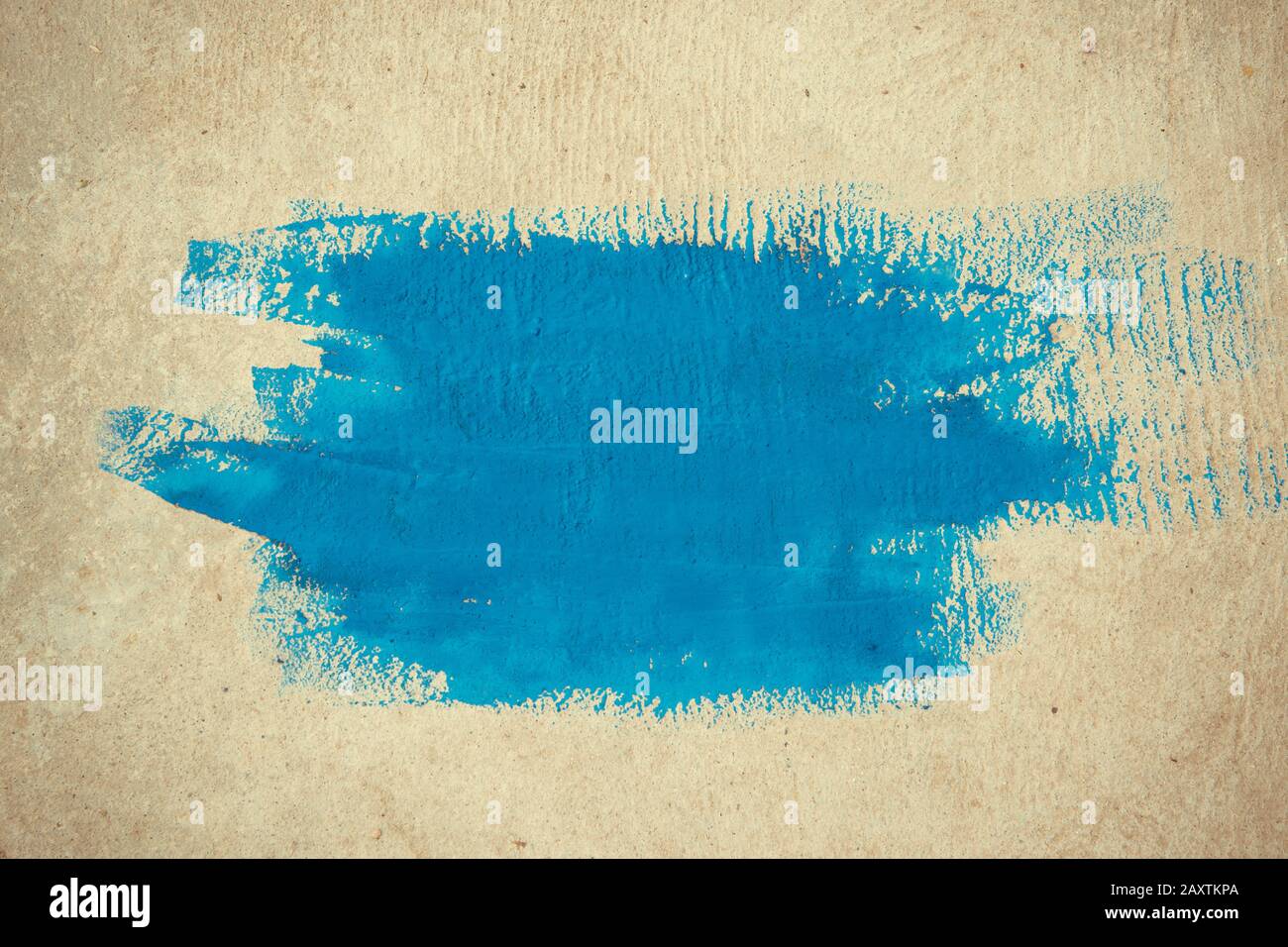 Abstrakte, einfache Pinselstriche mit blauem Lack auf beigefarbenem Hintergrund. Leerzeichen für Text Stockfoto