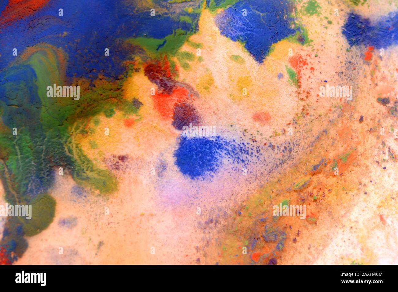 Tropfen mit Streifen unterschiedlicher Farbfarbe werden gemischt und absorbiert. Abstrakte Farbflecken auf weißem Papier Stockfoto