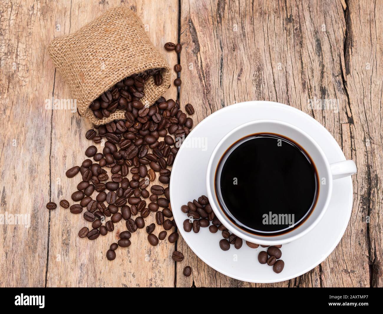Frischer Espresso-Kaffee mit Kaffeebohne auf Holztisch. Kaffeehintergrund für Café oder Café-Bar Stockfoto