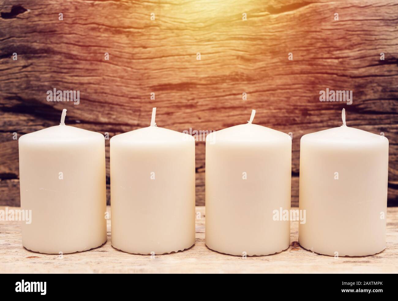 Gruppe weißer Kerze mit Holzhintergrund Stockfoto