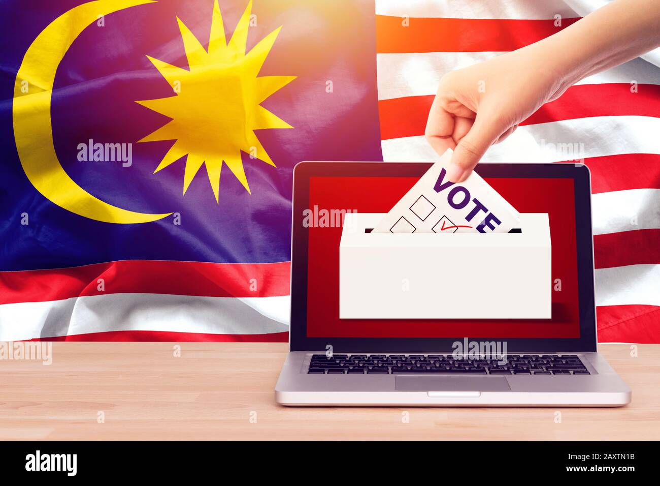 Online-Abstimmung, Umfrage, Ausstiegs-Umfrage für das allgemeine Wahlkonzept von Malaysia. Nahaufnahme einer Person, die bei Wahlen auf Leinwand M eine Stimme abgibt Stockfoto