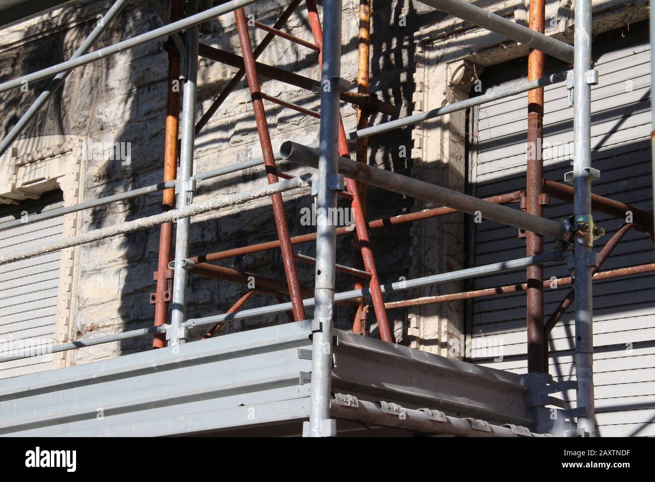 Die Details der Baugerüste. Mit eisernen Rohrsicherungsplatten und der Eisentreppe im Inneren. Stockfoto