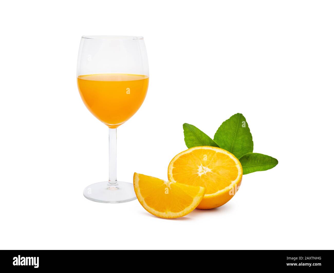 Ein Glas frischen Orangensaft und eine Gruppe von frischen Orangenfrüchten mit grünen Blättern, isoliert auf weißem Hintergrund. Obstprodukt-Display oder Montage, Niete Stockfoto