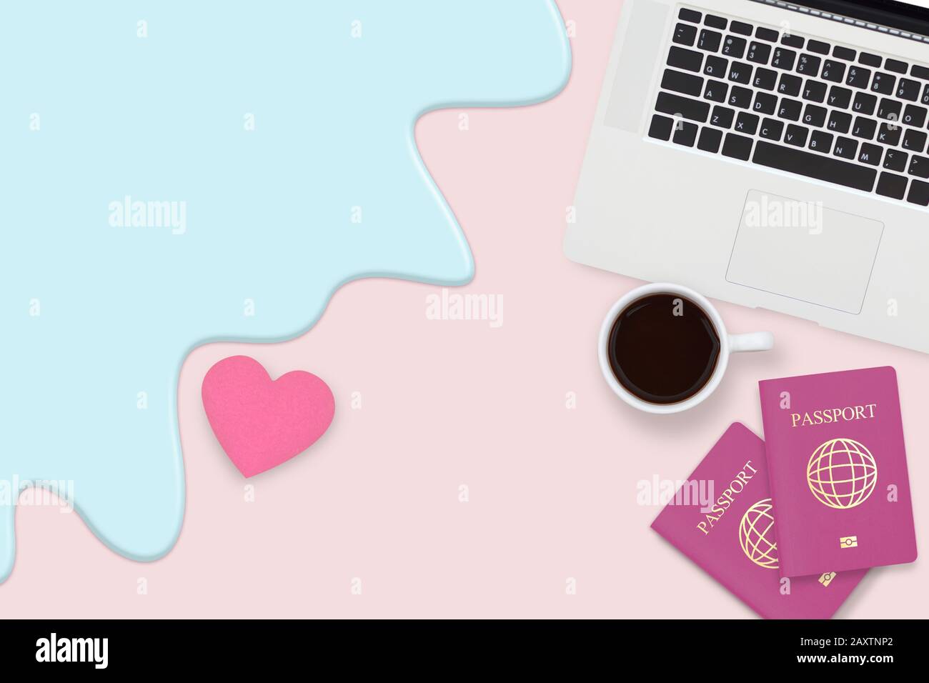 Flacher Paar-Pass, Tasse Kaffee und Computer-Laptop auf pastellpinkfarbenem Hintergrund mit Kopierraum, der mit rotem Herz und blauer Welle verziert ist Stockfoto