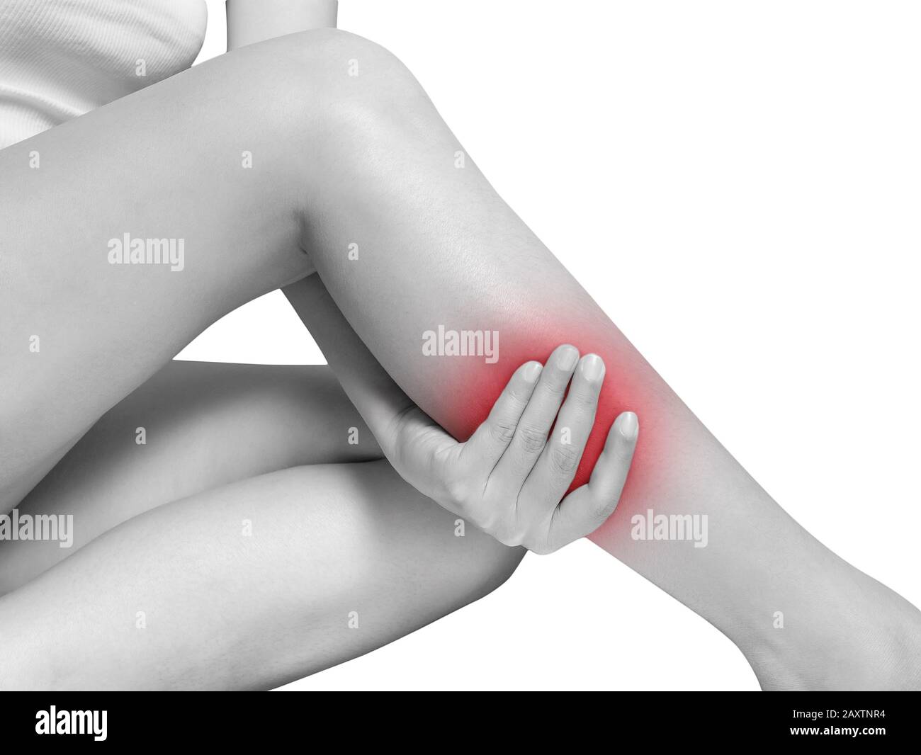 Frau, die an Beinschmerzen und Wadenschmerzen leidet. Mono-Ton-Hervorhebung bei Wade, Bein isoliert auf weißem Hintergrund. Gesundheitswesen und medizinisches Konzept Stockfoto