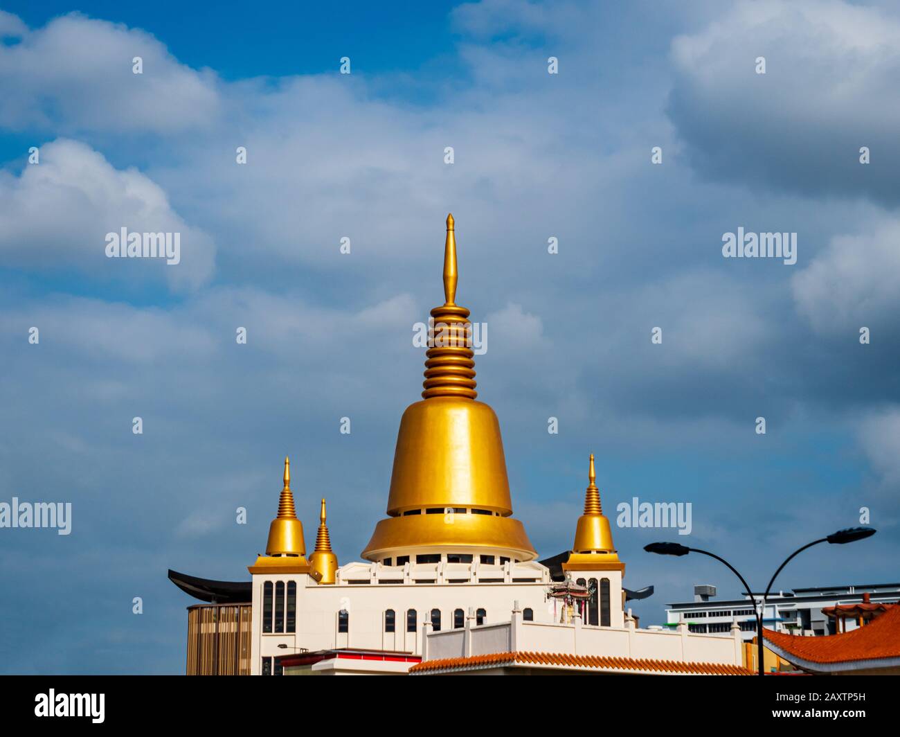 Singapur - 26. DEC 2019 - Goldener buddhistischer Stupa/Chaitya von Kong Meng San Phor Kark See Kloster, auch bekannt als Bright Hill Tempel in Singapur. Stockfoto