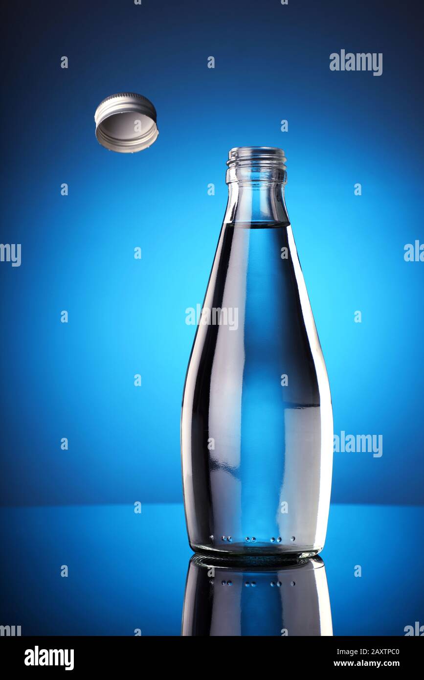 Das Konzept "Flaschenkappe Challenge" - Frisches Wasser in einer Flasche mit offenem Verschluss Stockfoto