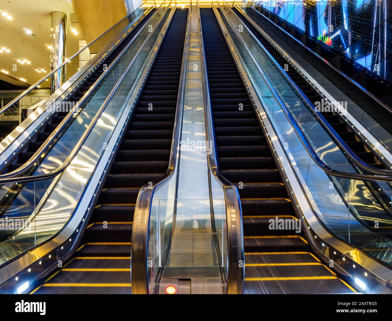 Singapur - 6. MAI 2019 - Verschwommene Bewegungsaufnahmen der leeren Rolltreppen auf der Suntec City Convention und dem Ausstellungszentrum in der Innenstadt von Singapur Stockfoto