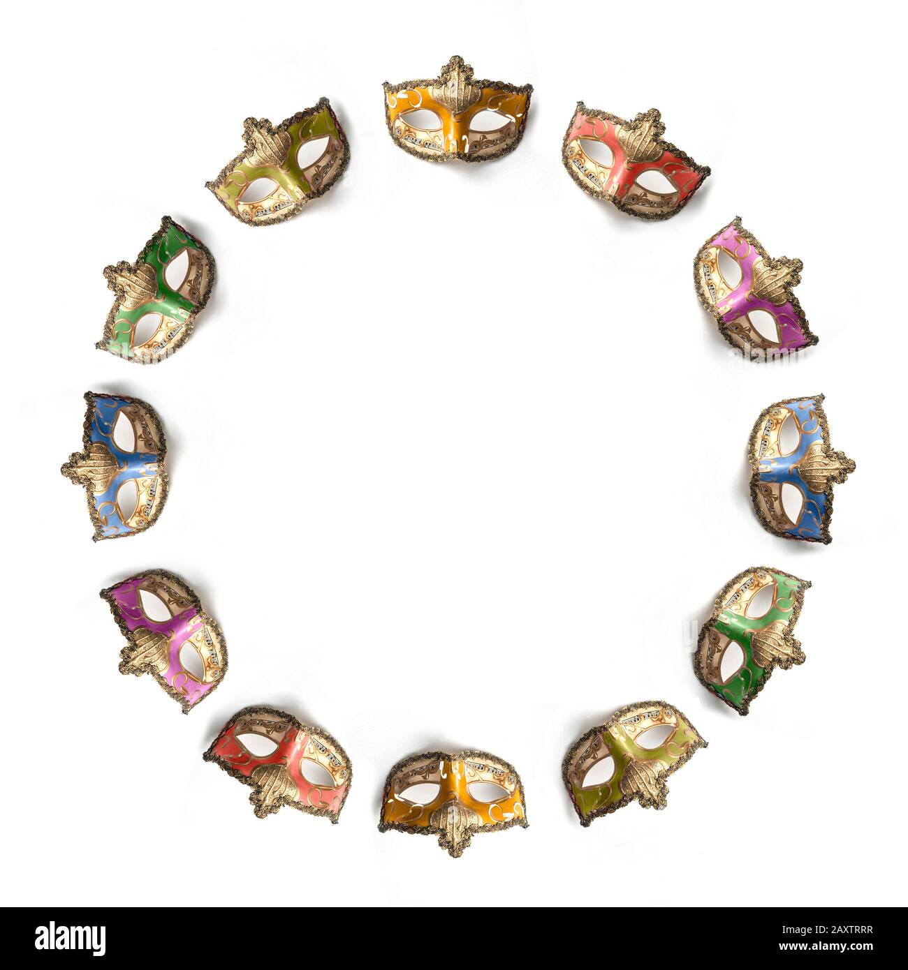 Zwölf Theater- oder mardi Gras-venetianische Masken, die in einem Kreis auf weißem Hintergrund angeordnet sind Stockfoto