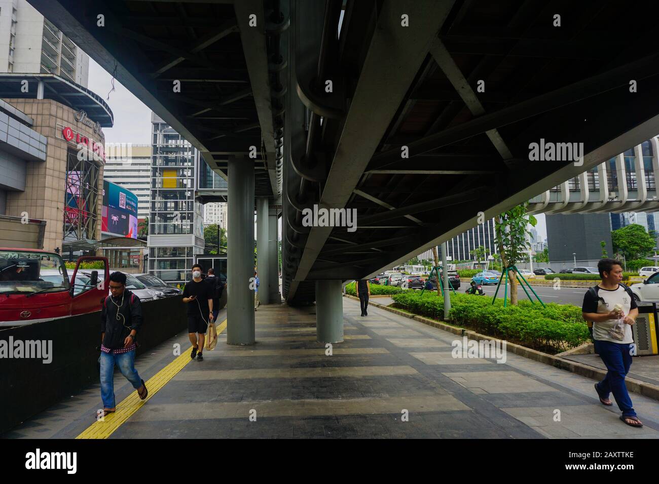 Jakarta, Indonesien - 8. Februar 2020: Menschen, die im Geschäftsviertel Jalan Sudirman, Süd-Jakarta, Indonesien, unter der Brücke kreuzen Stockfoto