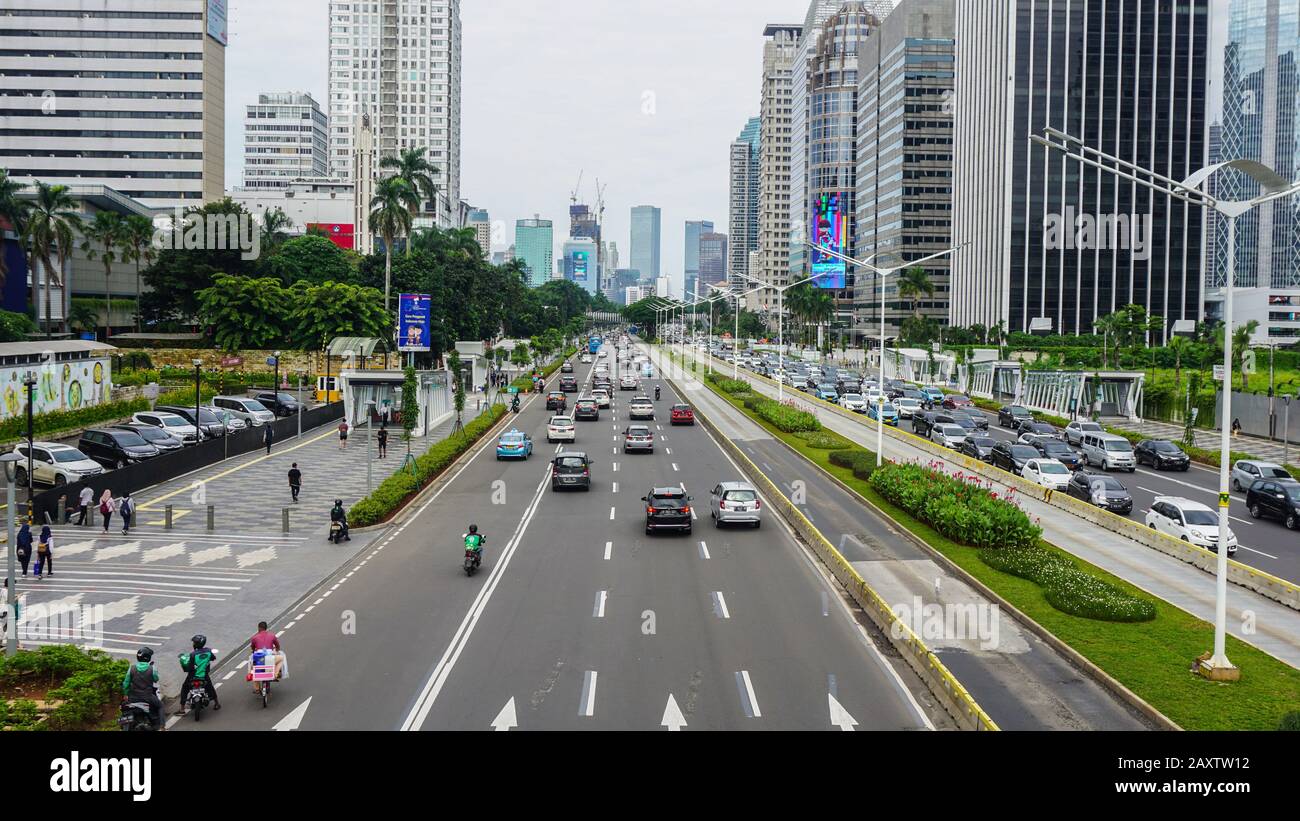 Jakarta, INDONESIEN - 8. Februar 2020: Hoher Verkehrsfluss an der Sudirman Business District Street in Süd-Jakarta, Indonesien Stockfoto