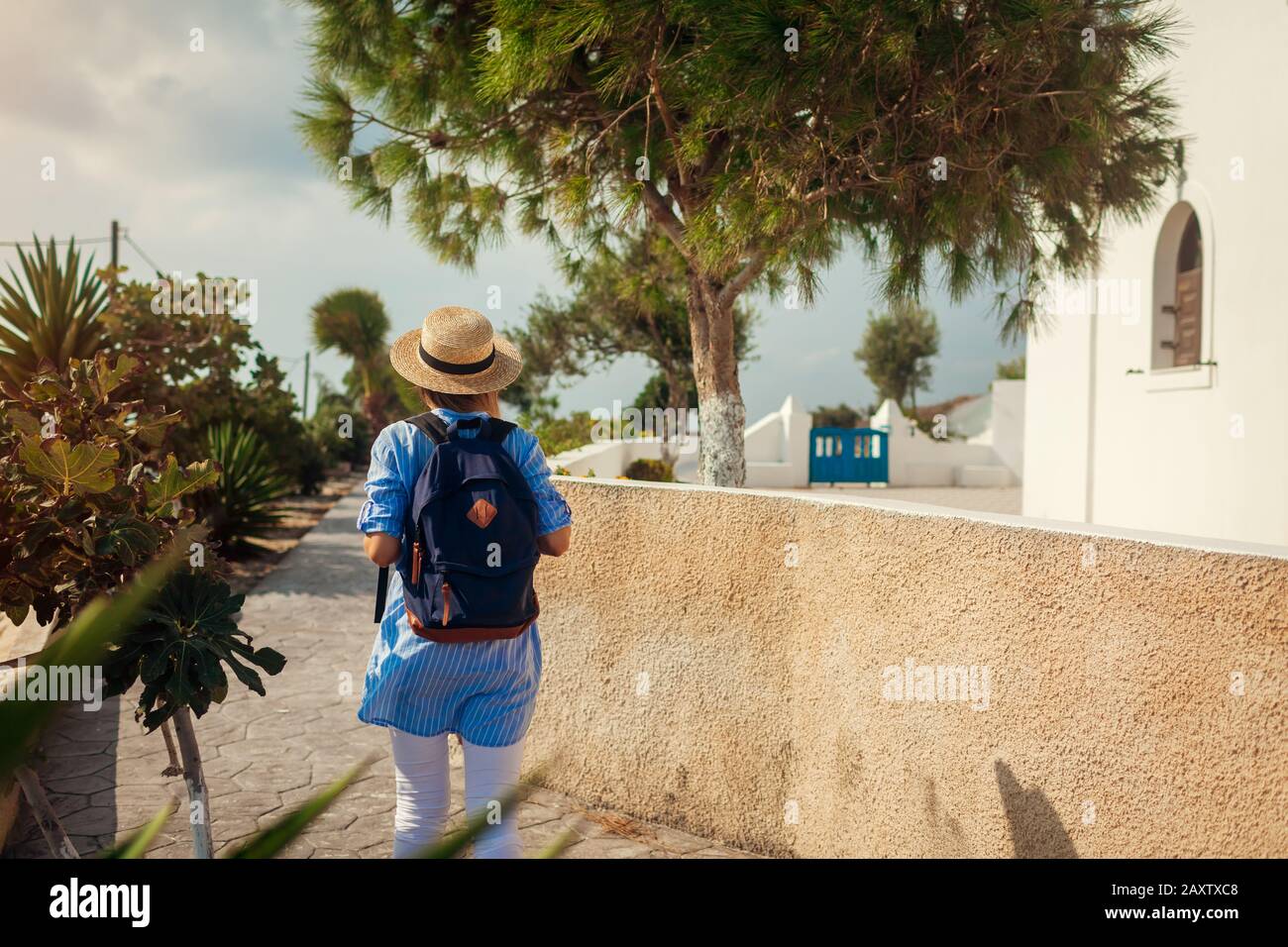Santorini Reisende, die griechische Architektur in Akrotiri entdecken. Frau Rucksacktourist während des Urlaubs Stockfoto Santorini Reisende, die griechische Architektur in Akrotiri entdecken. Frau Rucksacktourist während des Urlaubs Stockfoto