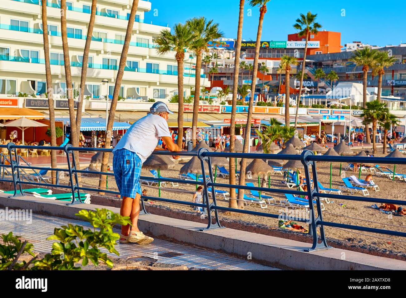 Spanien, Tenera, Adeje - 17. Dezember 2018: Älterer Mann blickt auf den Strand am Badeort. Sonnenuntergang im Sommer. Stockfoto