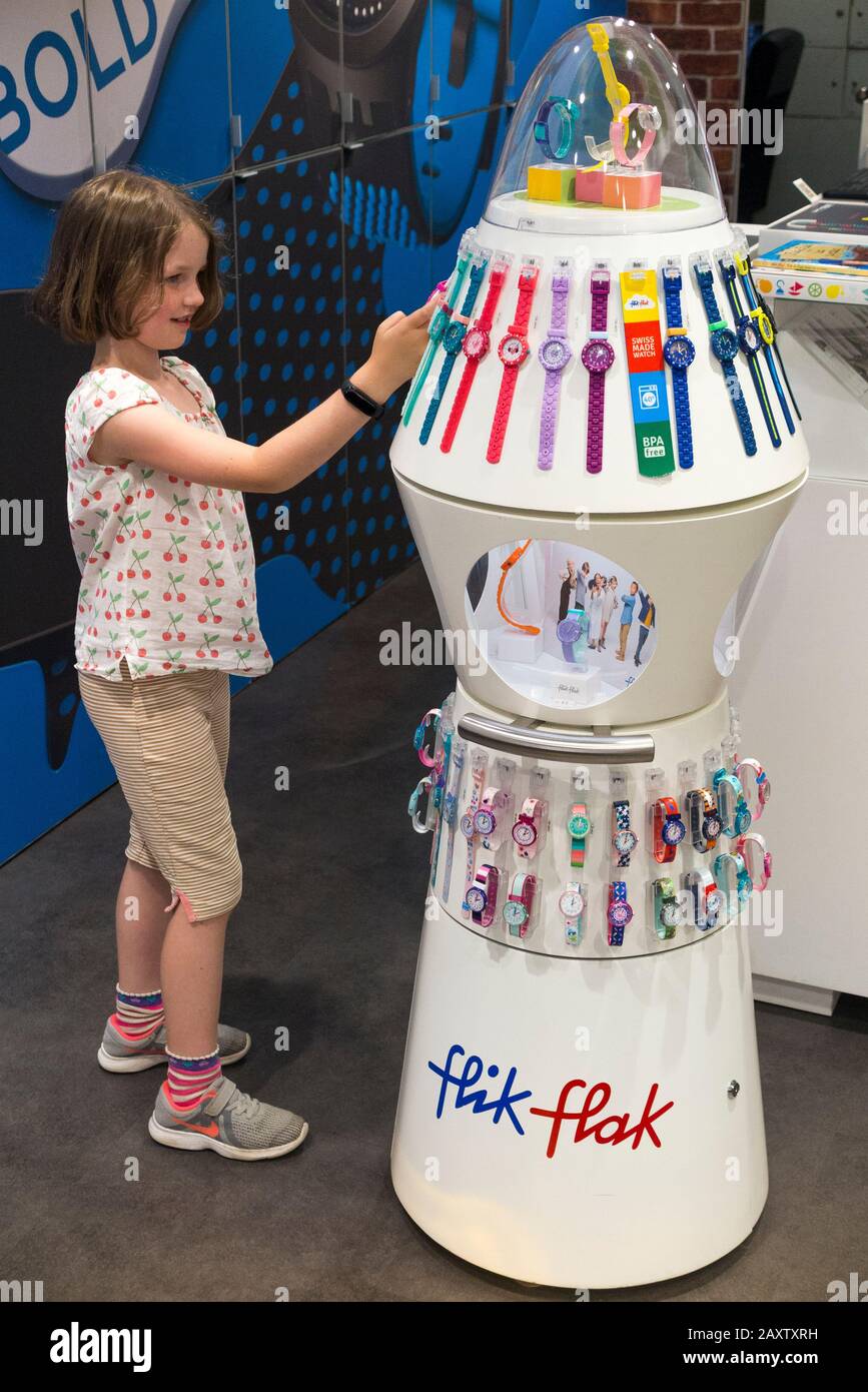 Kinder / Kinder / Kinder peruiert und untersucht / betrachtet Uhren von  Swatch im Swatch Uhrengeschäft des Flughafens Genf in der Schweiz. (112  Stockfotografie - Alamy