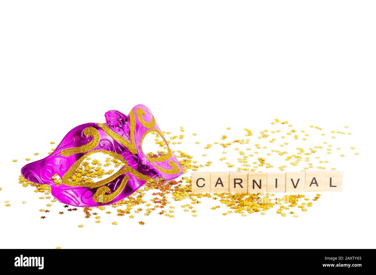 Karnevalsmaske und Konfetti isoliert auf weißem Hintergrund Stockfoto