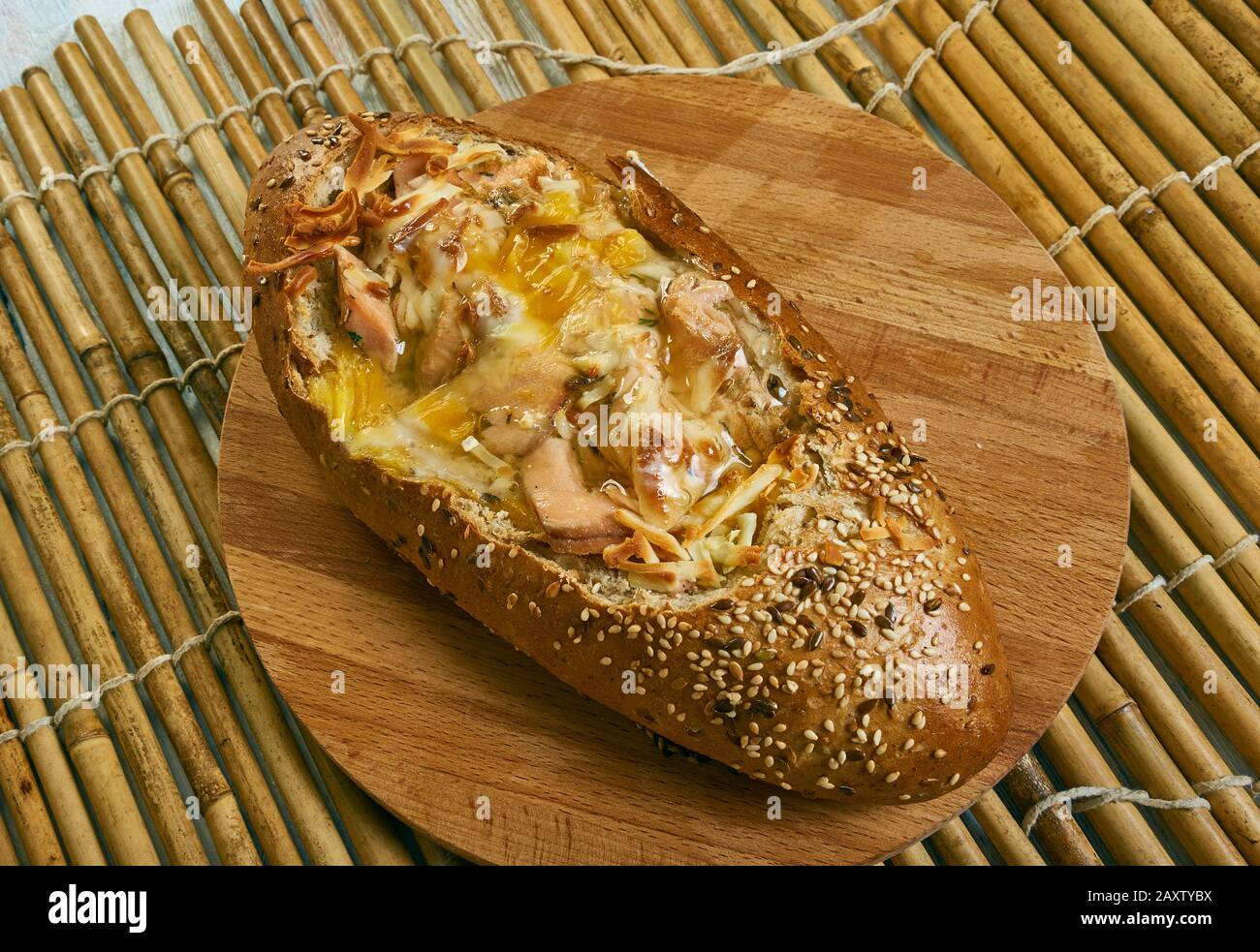 Geräucherte Salmon-Eierboote, knusprige Brotlaibe und Füllung Stockfoto