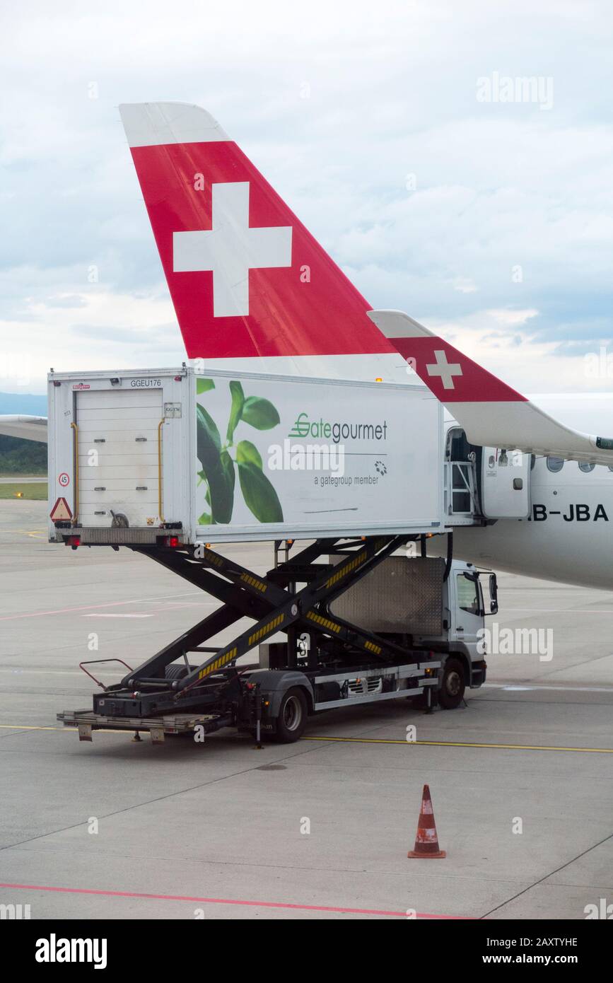 Gate-Gourmet-Airline-Catering-Zubehör - Inflight-Mahlzeiten / in Flug-Snacks - wird auf einen Schweizer Flug/Flugzeug am Geneva GVA-Flughafen in der Schweiz geladen. (112) Stockfoto