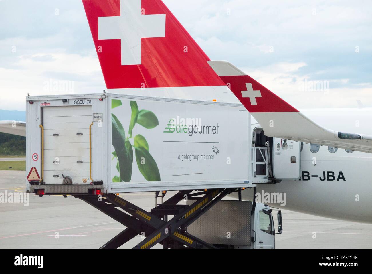 Gate-Gourmet-Airline-Catering-Zubehör - Inflight-Mahlzeiten / in Flug-Snacks - wird auf einen Schweizer Flug/Flugzeug am Geneva GVA-Flughafen in der Schweiz geladen. (112) Stockfoto