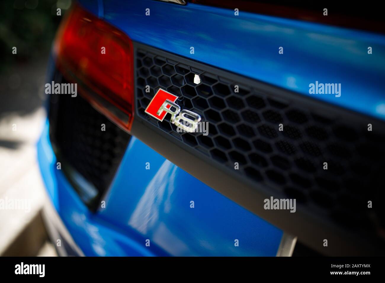 Blauer Audi R8 Nahaufnahme des Abzeichens Stockfoto