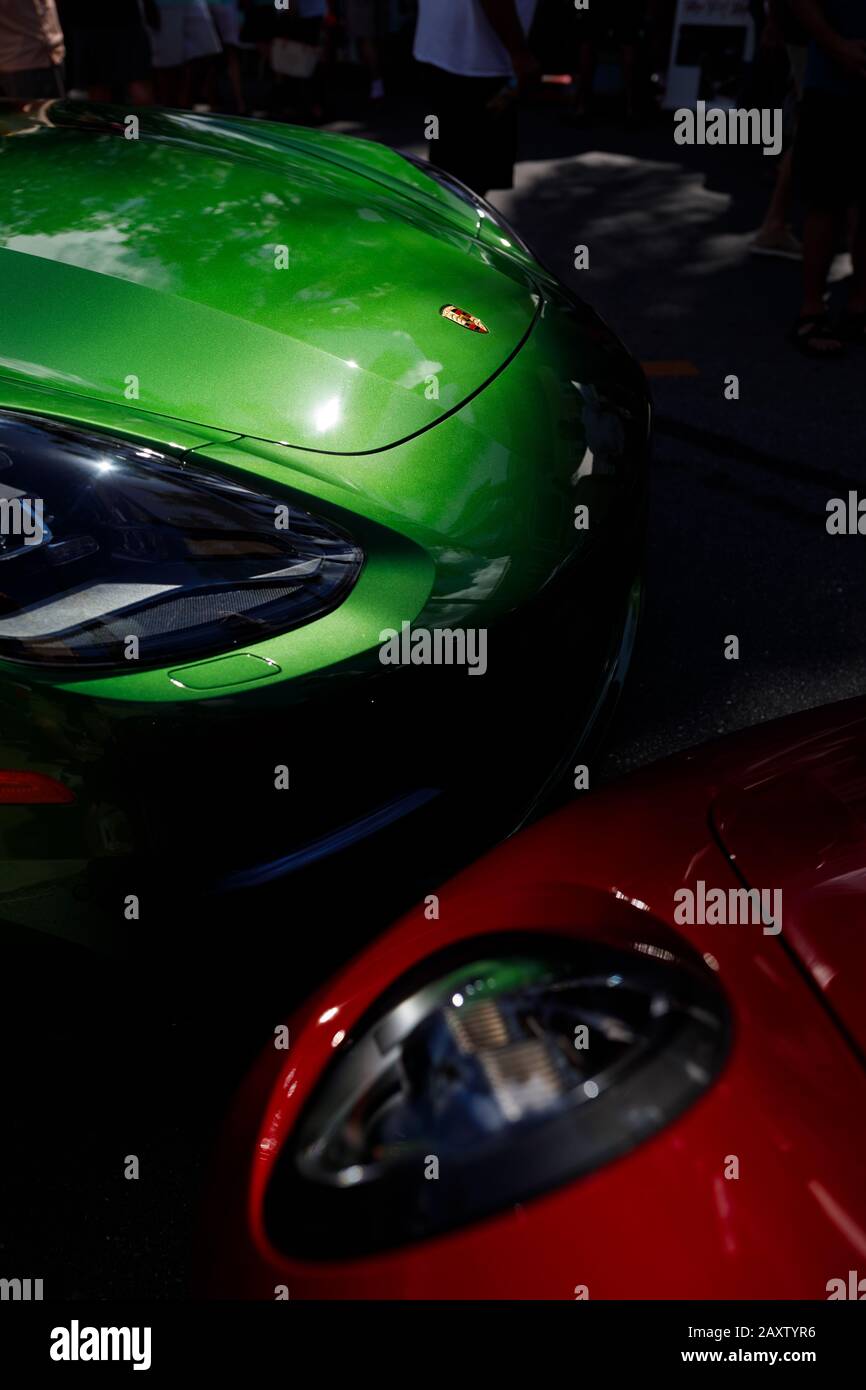 Rote und grüne Porsche-Superwagen nasen an die Nase Stockfoto
