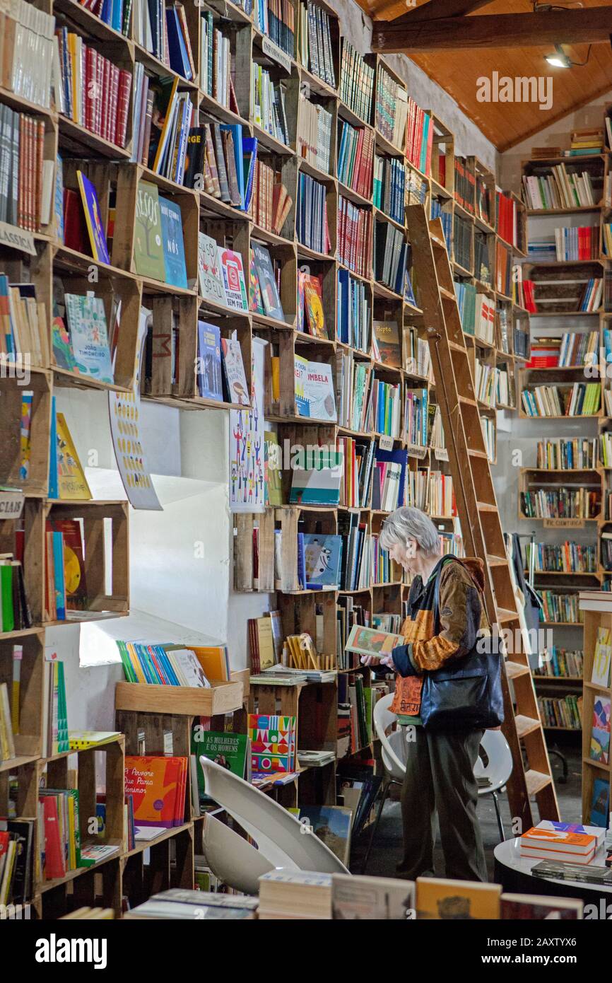 Rua Direta verfügt über eine große Buchhandlung, die mit Büchern bis zur Decke gefüllt ist. Obidos ist Creative City of Literature im Netzwerk der UNESCO-Kreativstädte Stockfoto