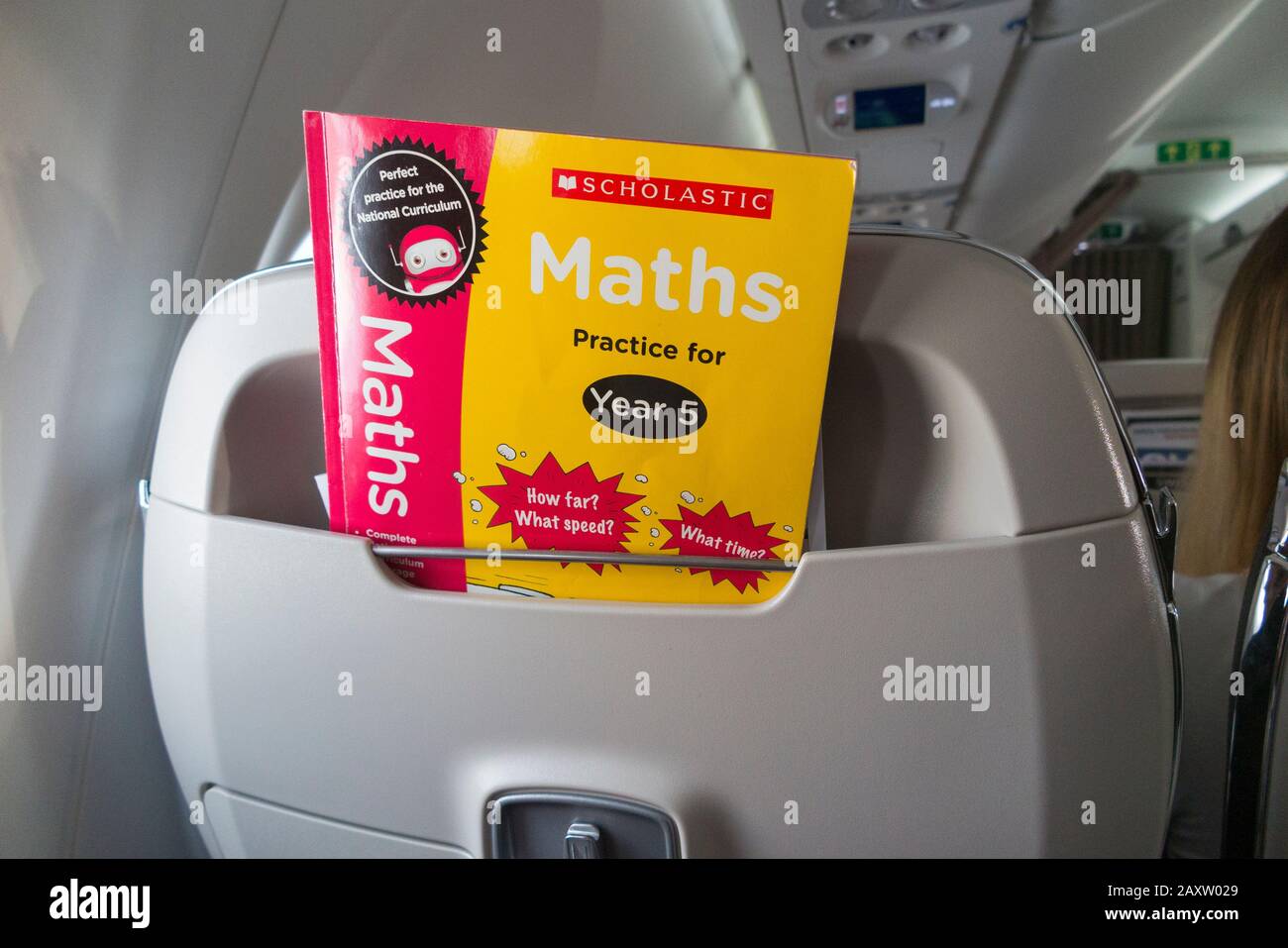 Hausaufgaben für Kinder/Kinder Schulbücher für Kinder oder Kinder, für Heimarbeit während des Urlaubs, hinten auf einem Flugzeugsitz während eines Flugzeuges. (112) Stockfoto