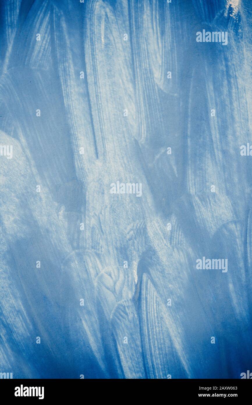 Unsicherer chaotischer Hintergrund: Blaue Farbschläge mit einem Finger. Blauer Finger schmiert auf weißem Hintergrund. Abstrakter Hintergrund für Textbasis Stockfoto