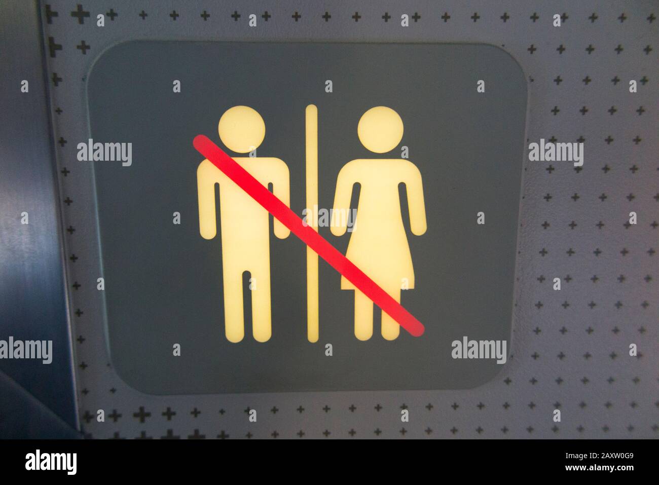 Toiletten eingerücktes Schild / Toilette / Toilette / Toilette / Damen / Herren / Logoschilder beleuchtet auf Bombardier-Flugzeug / Flugzeug / Flugzeug. (112) Stockfoto