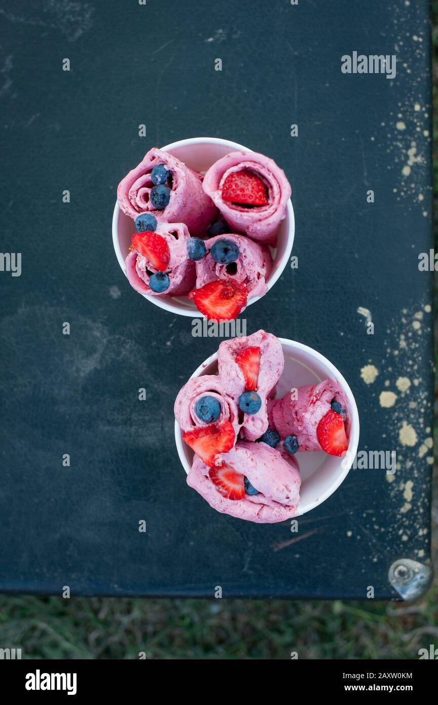 Brötchen mit natürlichem Eis in einem Becher. Zwei Tassen mit Eis und Beeren. Selektiver Fokus Stockfoto