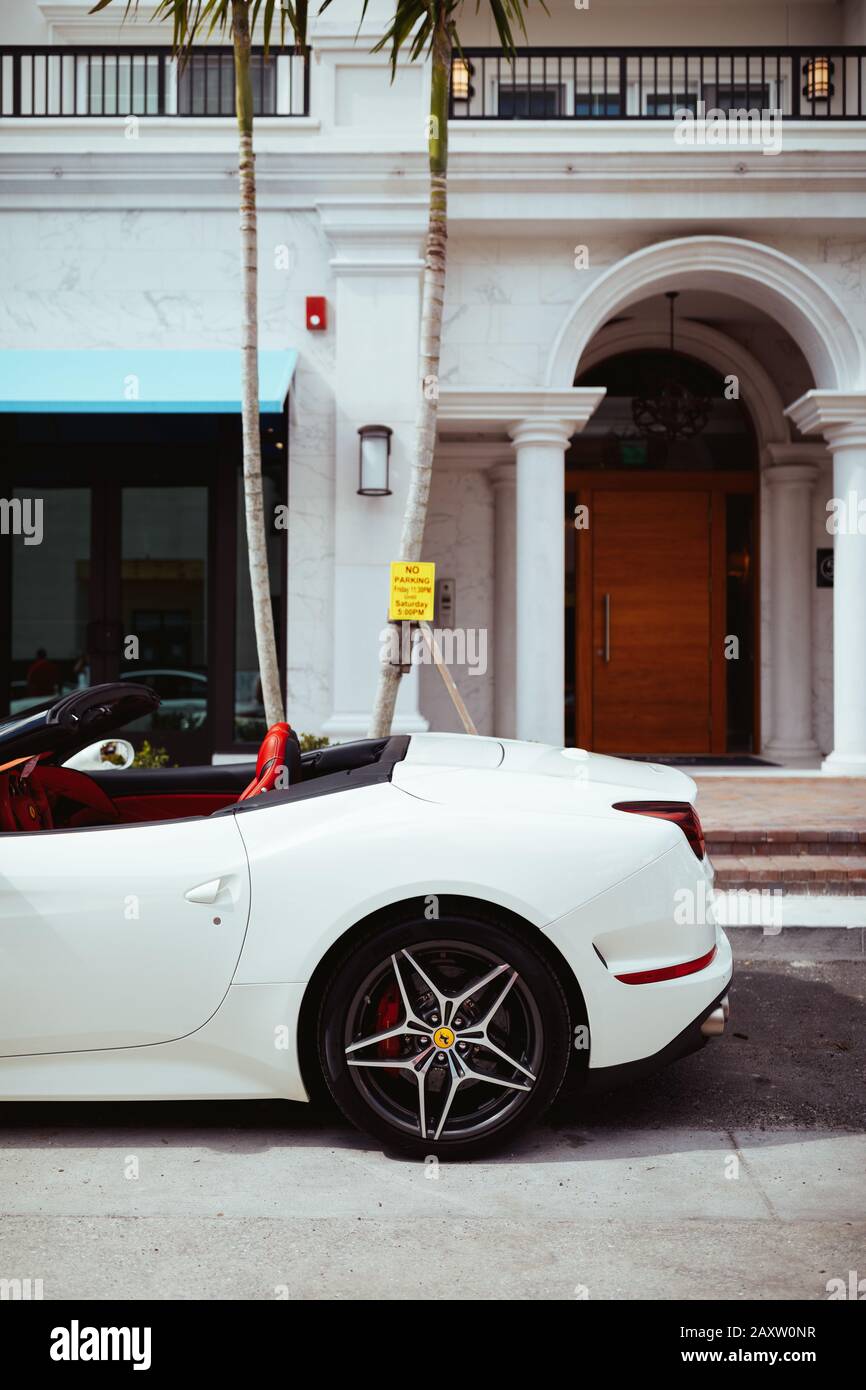 Cabrio-Ferrari in Neapel, Florida, Luxus-Lifestyle Stockfoto
