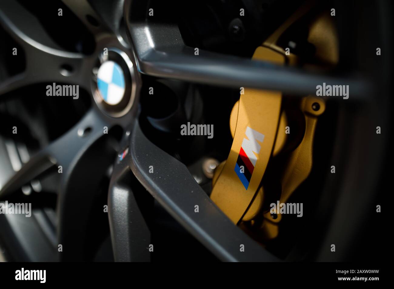 BMW M Sport Modell mit goldenen Leichtmetallbremsen im Detail Stockfoto