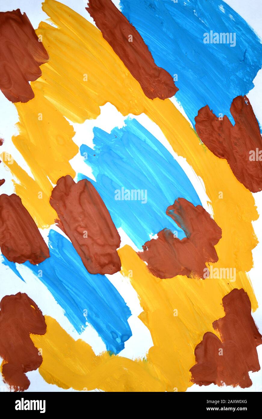 Abstrakte Hintergrundpinselstriche mit gelber, brauner, blauer Tinte auf weißem Papier Nahaufnahme Stockfoto