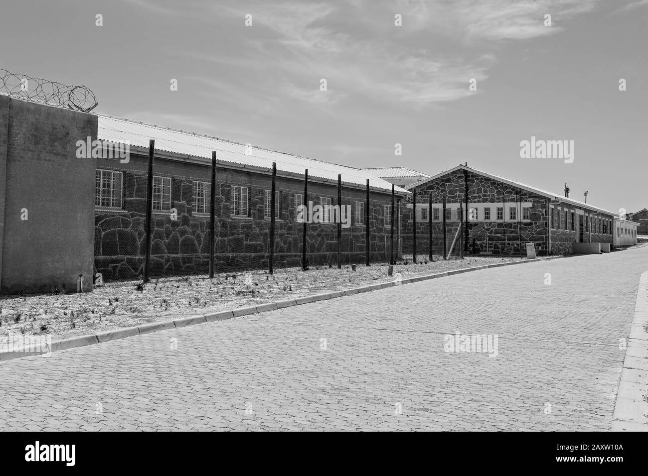 Robben Island, Südafrika - 24. November 2019: Nicht genutzte Gefängniszellen und andere Buidings auf Robben Island Stockfoto