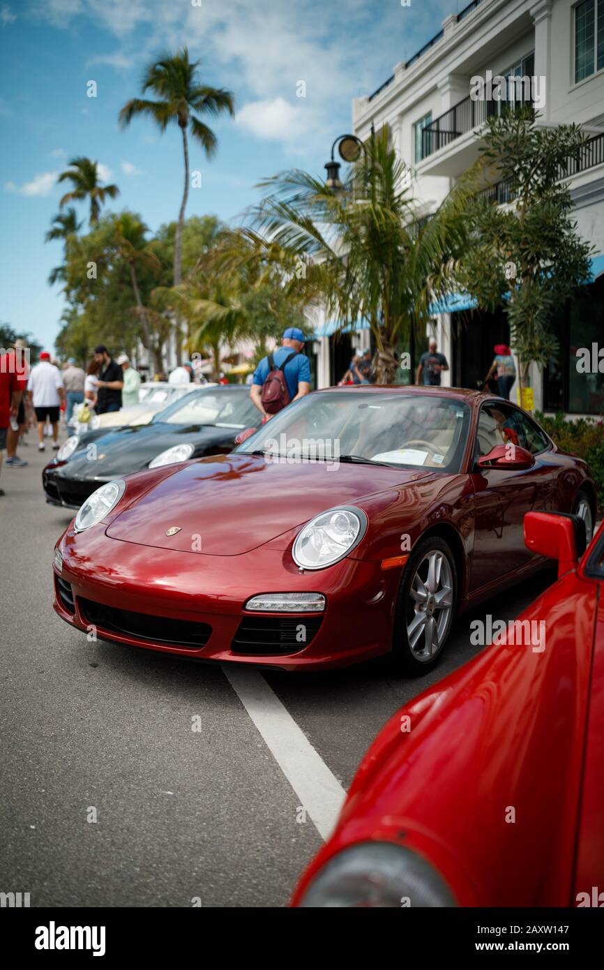 Porsche Supercar unter den Palmen floridas bei der jährlichen Luxuswagenschau in Neapel, Florida Stockfoto