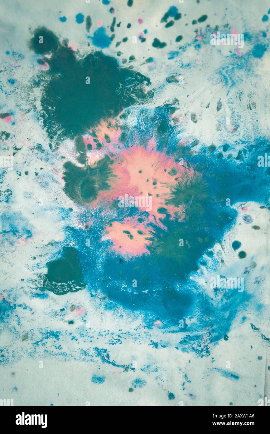 Farbflecken blau, pink, grün auf weißem Hintergrund Stockfoto