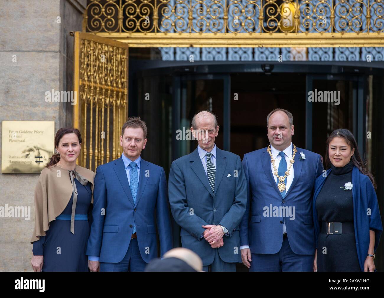 13. Februar 2020, Sachsen, Dresden: Prinz Edward, Herzog von Kent (M), wird vor dem neuen Rathaus von Michael Kretschmer (CDU, 2. Von links), Ministerpräsident von Sachsen, begrüßt. Und seine Lebensgefährtin Annett Hofmann sowie Dirk Hilbert (2. Von rechts), Oberbürgermeister der Landeshauptstadt Dresden, und seine Frau Su Yeon Hilbert. Am 75. Jahrestag der Zerstörung von Dresden im Zweiten Weltkrieg erinnert die Stadt mit zahlreichen Veranstaltungen. Am 13. Und 14. Februar 1945 reduzierten alliierte Bomber das Zentrum der Elbstadt auf Trümmer und Asche. Bis zu 25.000 Menschen verloren ihr Leben. Foto: Jens Büt Stockfoto