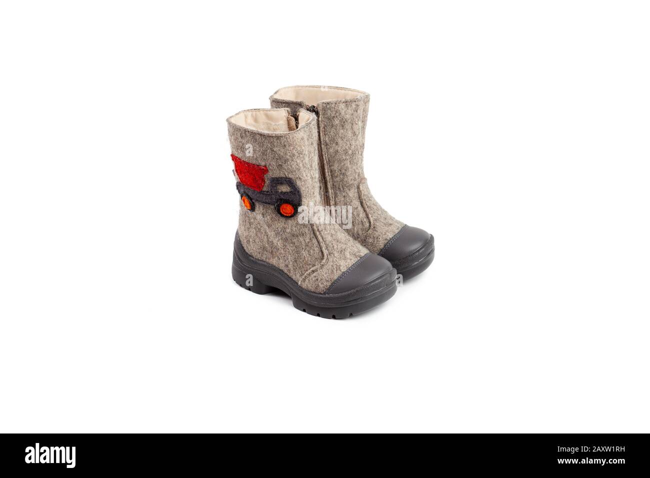 Kinderwinter Filzstiefel beige mit einem gezogenen Auto isoliert auf weißem Hintergrund Stockfoto