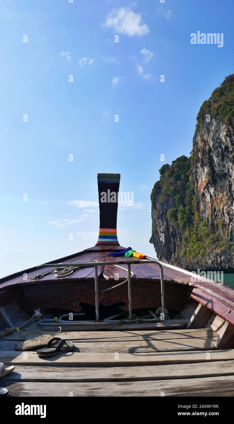 Erkunden Sie den Nationalpark hat Chao Mai in Koh Mook, Andaman Sea, Thailand mit einem langen Schwanzboot Stockfoto