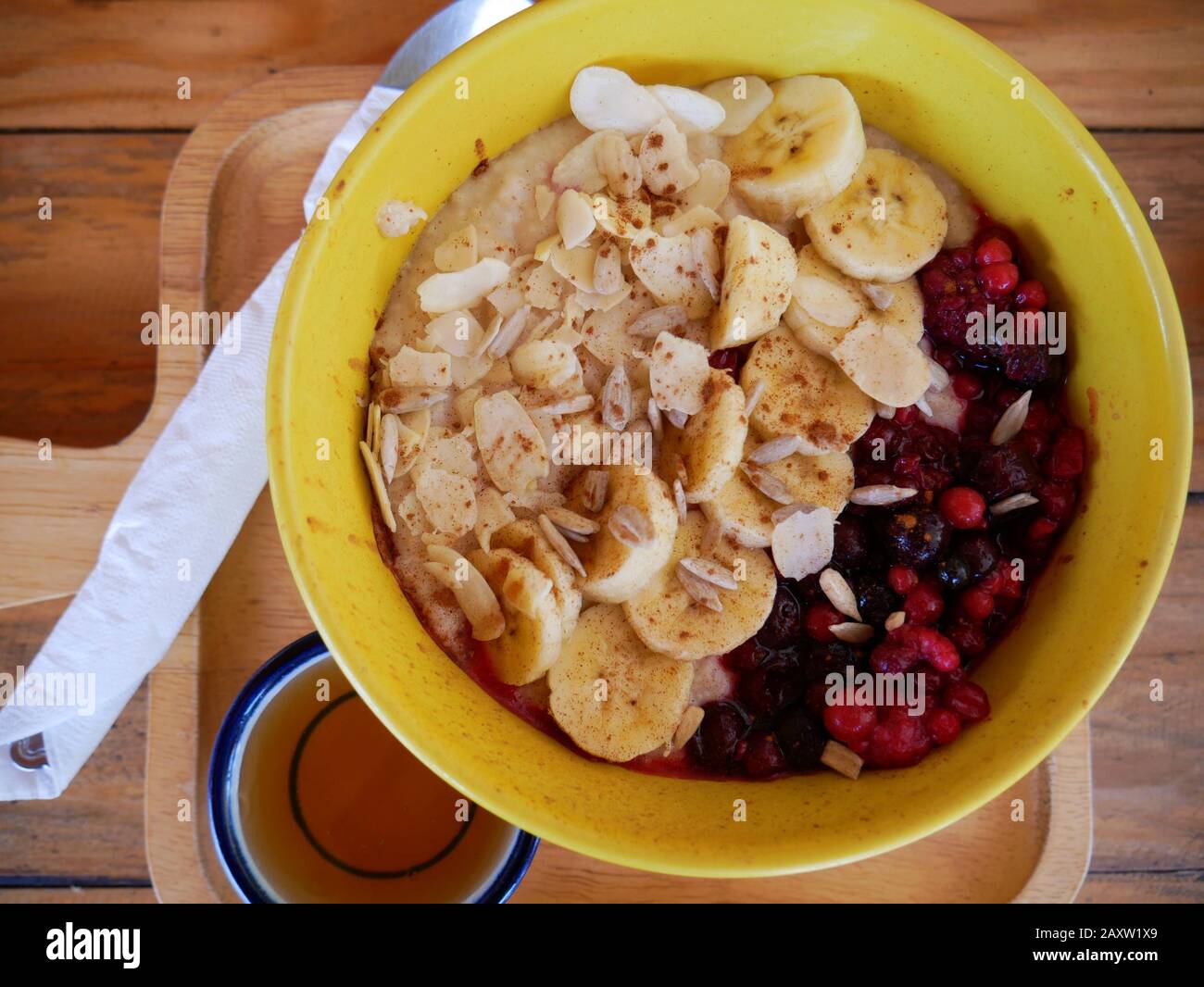 Gesunde Porridge Schüssel mit Früchten und Honig Stockfoto