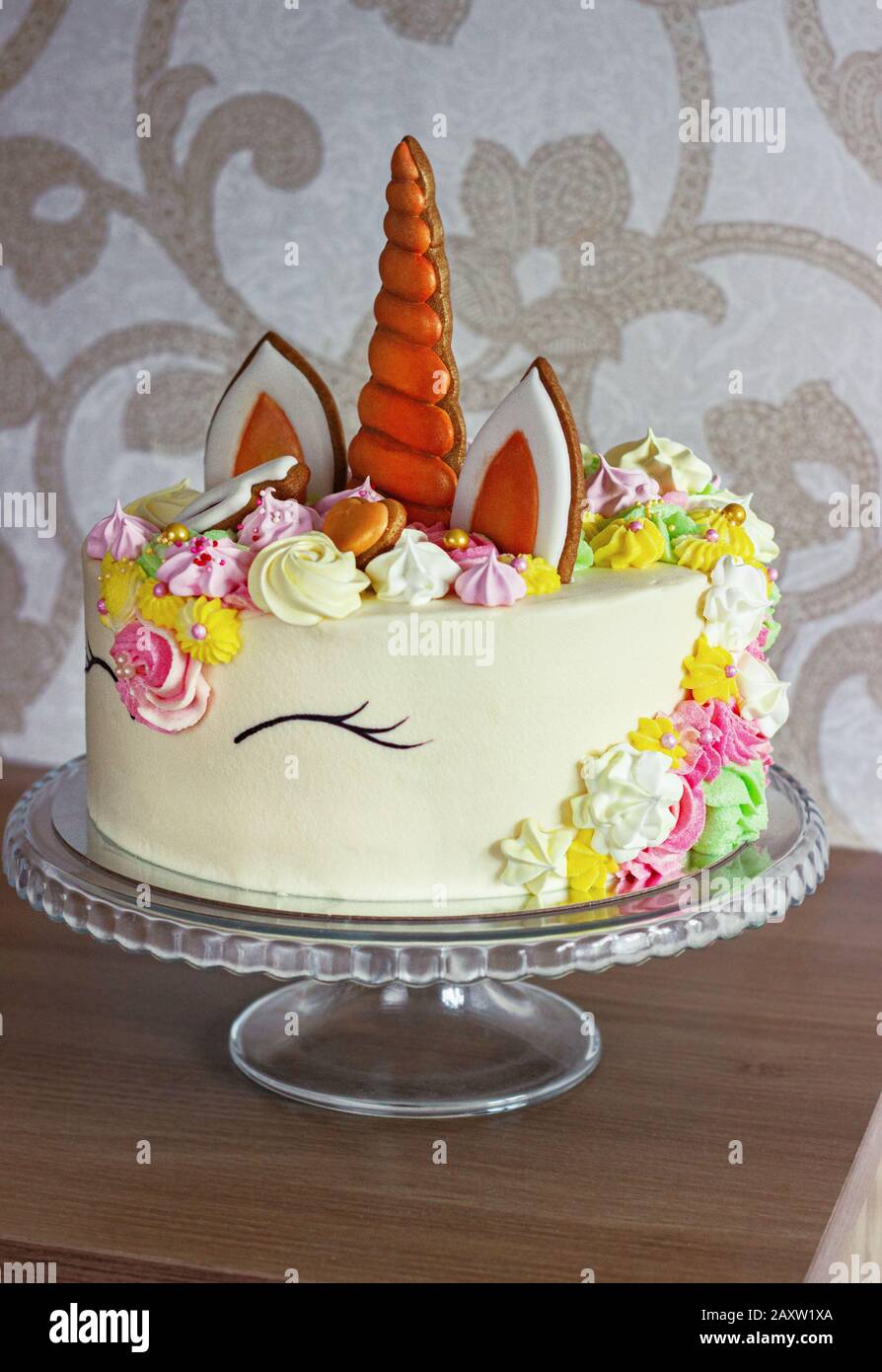Ein schöner heller Kuchen in Form von Fantasy-Einhorn. Das Konzept eines festlichen Desserts zum Kindergeburtstag Stockfoto